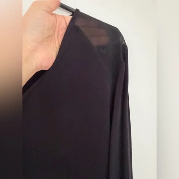 Elegant Black V-Neck Women's Top - Picture 3 of 6